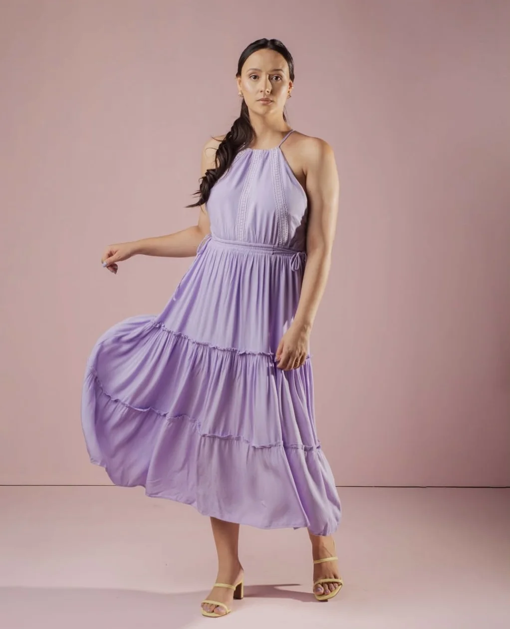 Vestido Camila na cor Lavanda, em movimento