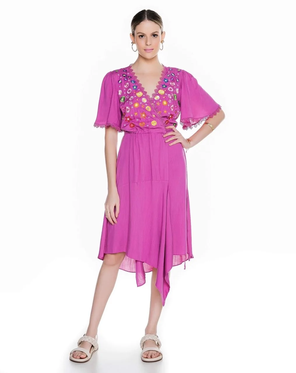Vestido Quésia na cor Rosa Magenta, fotografia original da peça